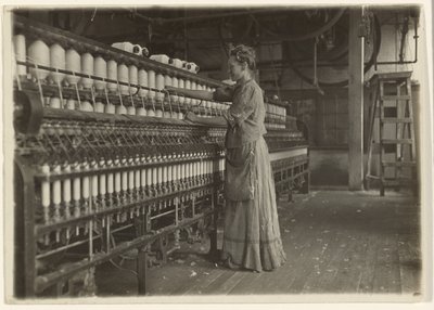 I en gammeldags tekstilfabrik (spinderi). af Lewis W. Hine