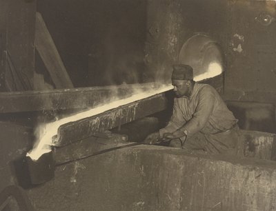 [Støberimedhjælper, Baldwin lokomotivfabrik] af Lewis W. Hine