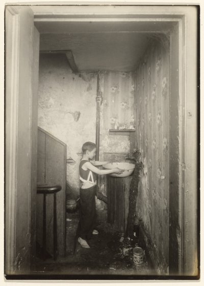 En vandhane til hele kælderetagen, N.Y. af Lewis W. Hine