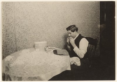 Rullende cigaretter i N.Y. Tenement/[Hjemmearbejde] af Lewis W. Hine