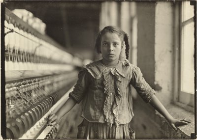 Tiårig spinder i bomuldsfabrik i N. Carolina af Lewis W. Hine