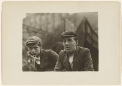 To drenge i frakker og kasketter, New Jersey af Lewis W. Hine