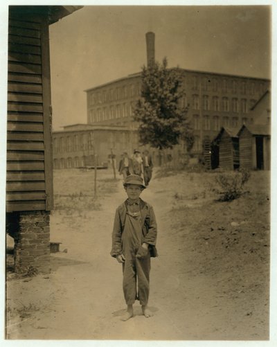 12-årige Eddie Norton, tjener omkring 40 cent om dagen som fejemaskine ved Saxon Mill, Spartanburg, North Carolina, 1912 af Lewis Wickes Hine