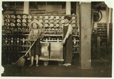 12-årige doffer Ronald Webb og 7-årige Frank Robinson, søn af cardroom boss, som fejer og fjerner (rydder hele spoler) ved Roanoke Cotton Mills, Virginia, 1911 af Lewis Wickes Hine