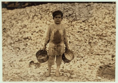 Den 5-årige migrantrejeplukker Manuel foran en bunke østersskaller, arbejder i et andet år hos Dunbar, Lopez, Dukate Company, Biloxi, Mississippi, 1911 af Lewis Wickes Hine