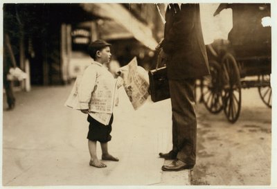 6-årig aviskant Hyman sælger papirer indtil kl. i Lawrence, Massachusetts, 1911 af Lewis Wickes Hine