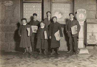 Kl. 20.30. Gruppe af avisdrenge, der sælger ved stationen, Hartford, Connecticut. Den mindste dreng er 11 år gammel. af Lewis Wickes Hine