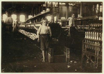 8-årige Leo, kun 4 fod høj, henter spoler for 15 cent om dagen ved Elk Cotton Mills, Fayetteville, Tennessee, 1910 af Lewis Wickes Hine