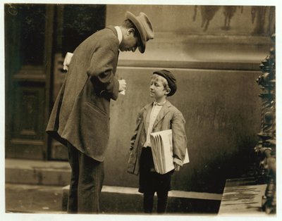 Den 8-årige avisdreng Michael McNelis, der lige var kommet sig over sin anden omgang lungebetændelse, solgte papirer i en regnstorm, Philadelphia, Pennsylvania, 1910 af Lewis Wickes Hine