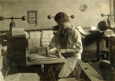 En 15-årig pige skærer matricer i Harry C. Taylors prægningsbutik på Court Street 61 i Boston, Massachusetts. af Lewis Wickes Hine