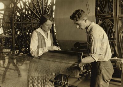 En dreng og en pige arbejder på en væv på Cheney Silk Mills i South Manchester, Connecticut. af Lewis Wickes Hine
