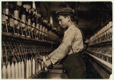 En doffer erstatter hele spoler ved Globe Cotton Mill, Augusta, Georgia, 1909 af Lewis Wickes Hine