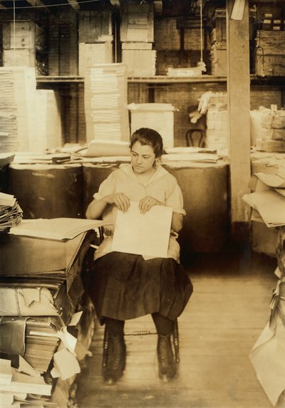 En pige folder arkivmapper hos Boston Index Card Co. på 113 Purchase Street i Boston, Massachusetts. af Lewis Wickes Hine