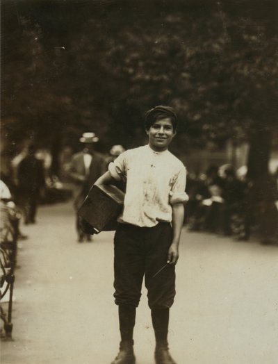 En ung skopudser arbejder på Union Square i New York City. af Lewis Wickes Hine