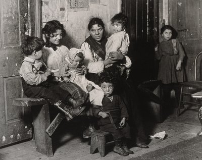 Et italiensk hjem nær Hull House, Chicago, 1910 af Lewis Wickes Hine