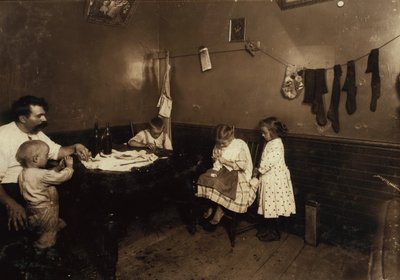 Annie Fedele hækler i køkkenet i sit lejeboligkvarter i Sommerville, Massachusetts. af Lewis Wickes Hine