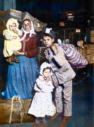Ankomst af en familie af italienske immigranter til Ellis Island (New York) i USA i 1905. af Lewis Wickes Hine