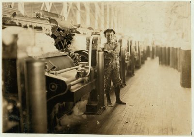 Drengfejer ved kartemaskiner i Lincoln Cotton Mills, Evansville, Indiana i strømpefødder på et glat gulv, 1908 af Lewis Wickes Hine