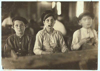 Drenge laver cigarer hos Englehardt und Co, Tampa, Florida, 1909 af Lewis Wickes Hine