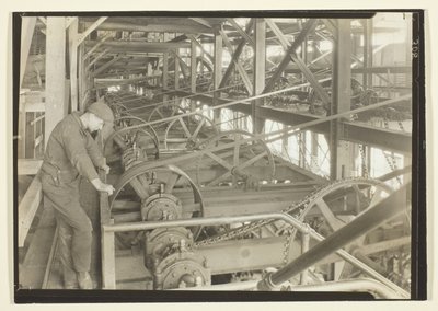 Der er ikke længere brug for afbryderdrenge, dette er en moderne afbryder af Lewis Wickes Hine