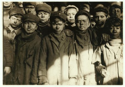 Breaker boys (som sorterer kul i hånden) hos Hughestown Borough Coal Co. Pittston, Pennsylvania, 1911 af Lewis Wickes Hine