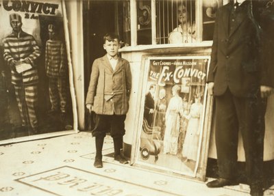 Brown McDowell 12 år gammel kirketjener i Princess Theatre af Lewis Wickes Hine