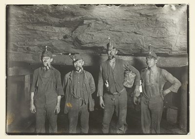Dybt nede i en kulmine i West Virginia er minearbejderne på vej hjem af Lewis Wickes Hine