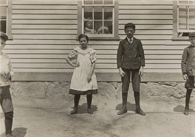 Edward St. Germain og hans søster Delia, møllearbejdere, Phoenix, Rhode Island, april 1909, 3379. af Lewis Wickes Hine