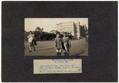 Eisenberg Brothers, 27 Lewis Street, New York City, ca. 1910-13 af Lewis Wickes Hine