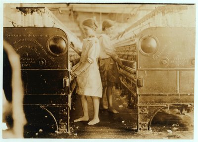 Elsie og Sadie, der arbejder på Yazoo City Yarn Mills, Mississippi sagde, at de var 13 år gamle, 1911 af Lewis Wickes Hine