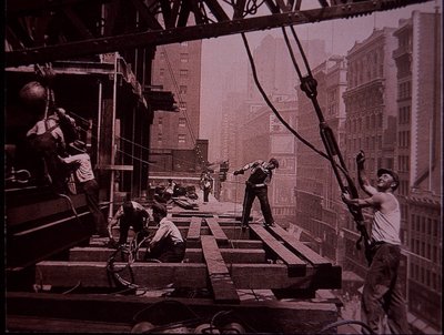Empire State Building under opførelse, der viser en løftebande på arbejde af Lewis Wickes Hine