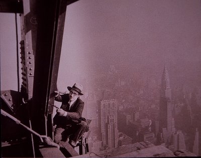 Empire State Building under opførelse, der viser en inspektør, der kontrollerer arbejde af Lewis Wickes Hine