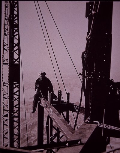 Empire State Building under opførelse, viser bolt med skruenøgle af Lewis Wickes Hine