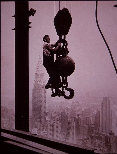 Empire State Building under opførelse, viser medlem af boretårnets besætning af Lewis Wickes Hine