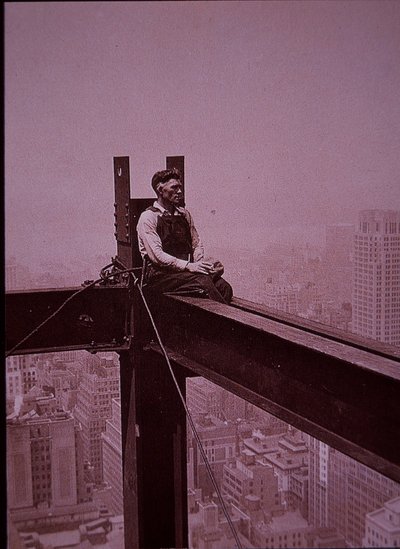 Empire State Building under opførelse, der viser en håndværker, der holder en pause af Lewis Wickes Hine