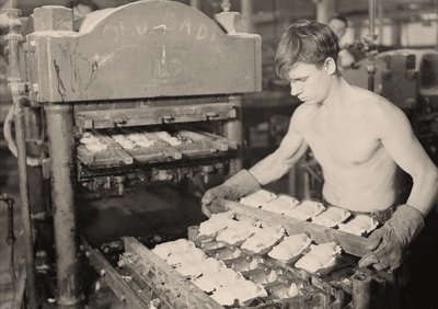 Fabriksarbejder ved Paragon Rubber Company, Massachusetts . 1936 af Lewis Wickes Hine