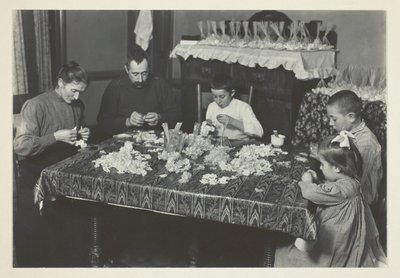 Familien laver blomster af Lewis Wickes Hine