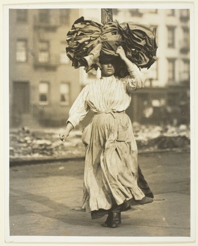 Første arbejde i Amerika, italiensk immigrant bærer tøj til lejekasernen af Lewis Wickes Hine