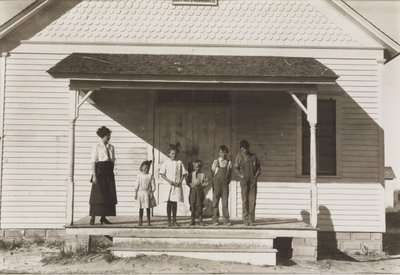 Fem elever til stede på skole nr. 6, distrikt 3, Fort Michigan, Colorado, 1915 af Lewis Wickes Hine