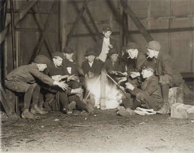 Gruppe af avisdrenge kl. 22:00 af Lewis Wickes Hine