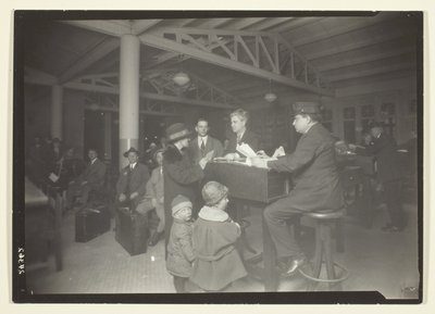 Tysk familie, tolk og optager på Ellis Island af Lewis Wickes Hine