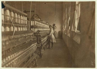 Hattie Hunter, en spinner i Lancaster Cotton Mills, South Carolina, hvor hun har arbejdet i 3 år, 1908 af Lewis Wickes Hine