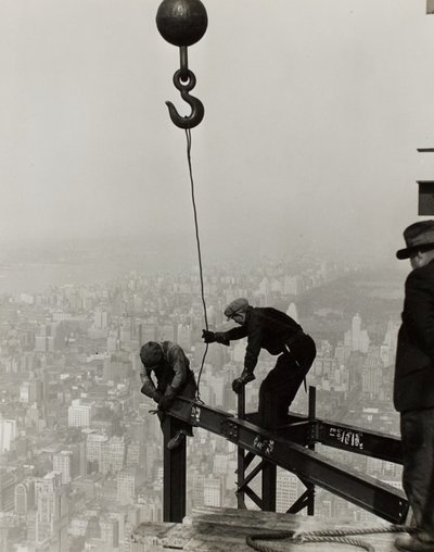 Højt oppe på Empire State Building, N.Y. af Lewis Wickes Hine