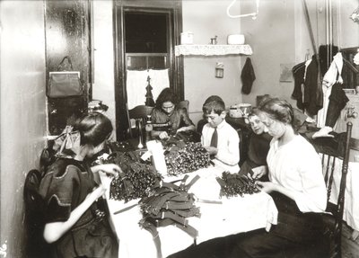 Hjemmearbejde (fremstilling af strømpebånd) af Lewis Wickes Hine