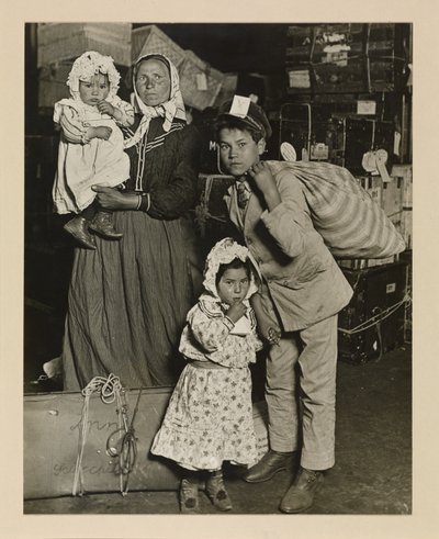 Italiensk familie på udkig efter tabt bagage, Ellis Island af Lewis Wickes Hine