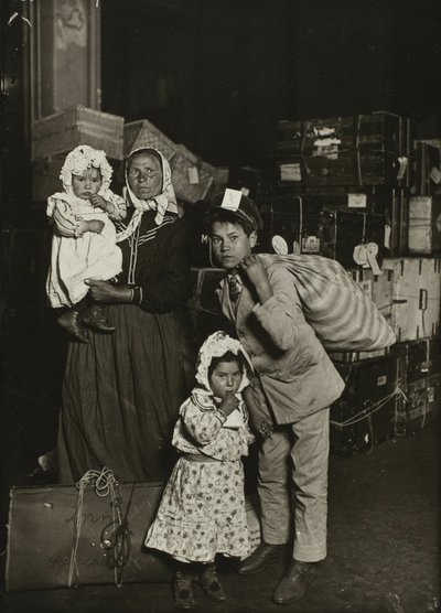 Italiensk familie søger tabt bagage, Ellis Island af Lewis Wickes Hine
