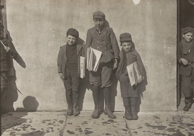 John Pento, 14 år, Daniel og Angelo Pento, 7 år, sælger aviser..., 3348. af Lewis Wickes Hine