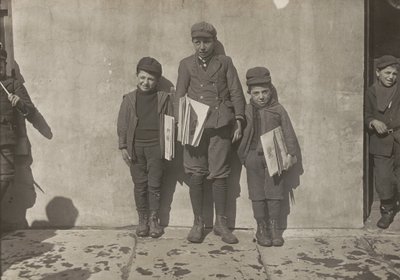 John Pento, 14 år, Daniel og Angelo Pento, 7 år, sælger aviser, Hartford, Connecticut af Lewis Wickes Hine