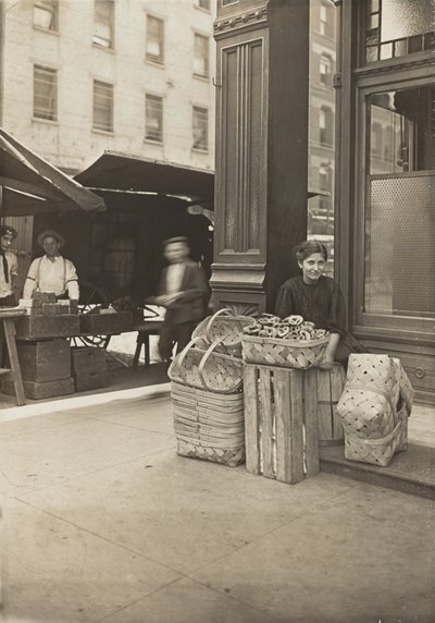Lena Lochiavo - 11 år gammel, sælger af kurv og kringle, på Sixth Street Market foran saloon af Lewis Wickes Hine