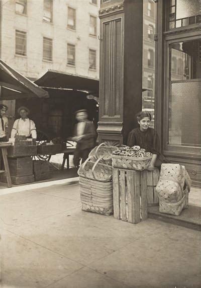 Lena Lochiavo, 11 år gammel, sælger af kurv og kringle, på Sixth Street-markedet foran saloon-indgangen, Cincinnati, Ohio, august 1908 (gelatine-sølvtryk) af Lewis Wickes Hine